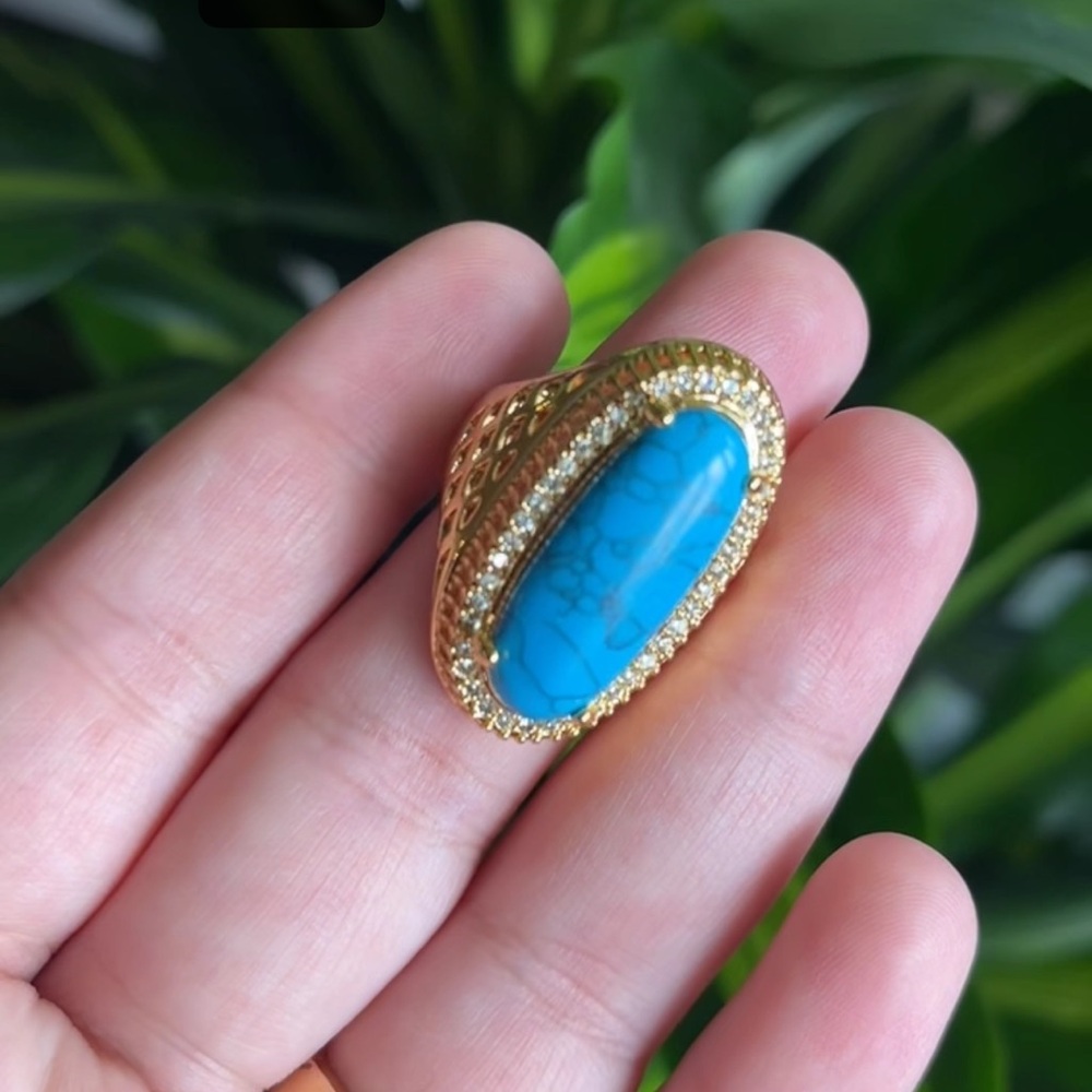 Elegant Gold and Turquoise Ring